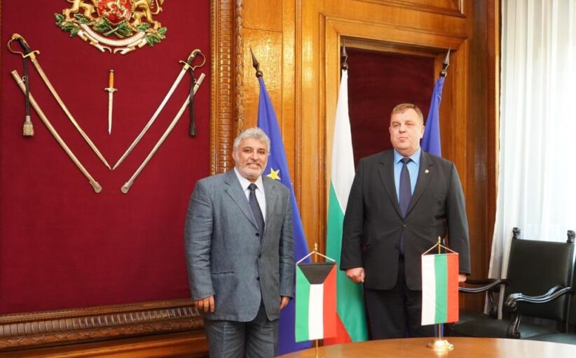 لقاء  السفير يعقوب العتيقي مع نائب رئيس الوزراء ووزير الدفاع البلغاري
