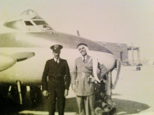الكابتن فهد محمد العتيقي والكابتن محمد أبل في مطار النقرة سنة 1953م